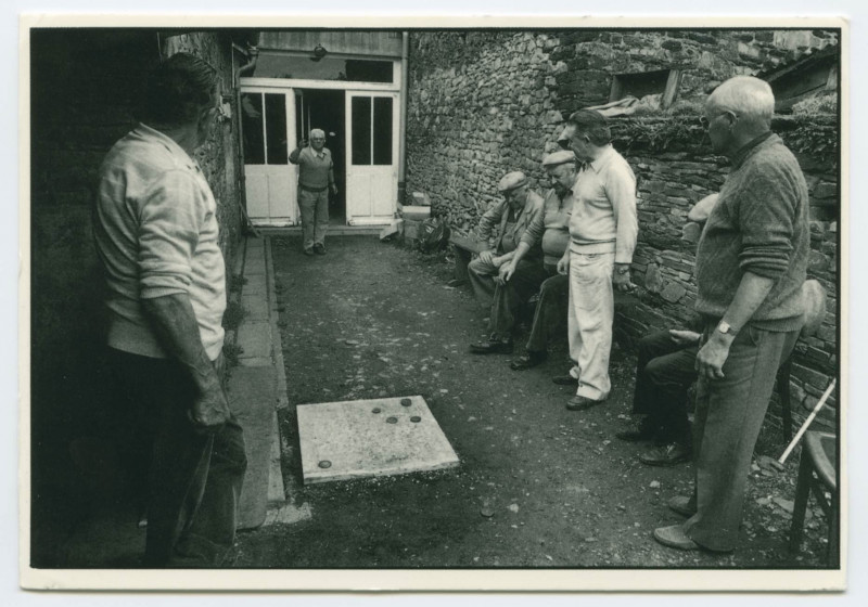 Carte postale ancienne Plélan-le-Grand (I.-et-V.). Scène de vie : Café de la Terrasse : Joueurs de Palet sur planche.