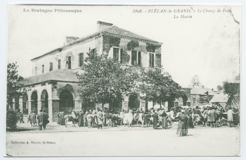 Carte postale ancienne 8808. - Plelan-le-Grand. - Le Champ de Foire. La Mairie.
