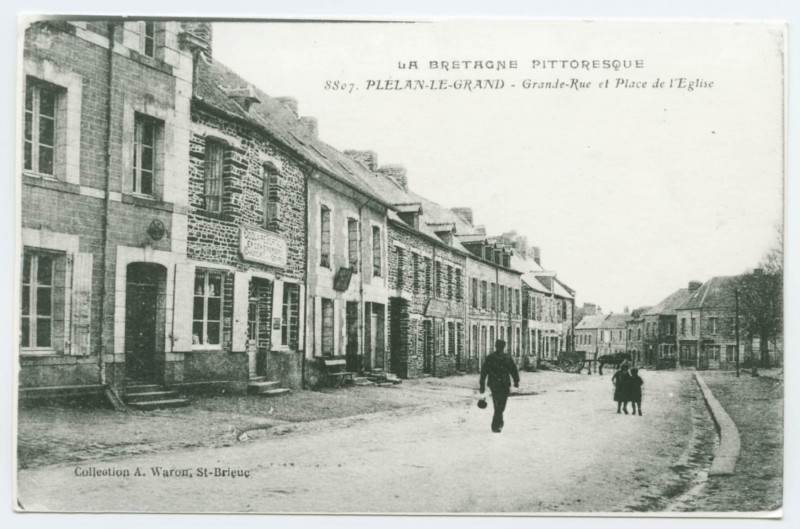 Carte postale ancienne 8807. Plelan-Le-Grand - Grande-Rue et Place de l'Eglise.
