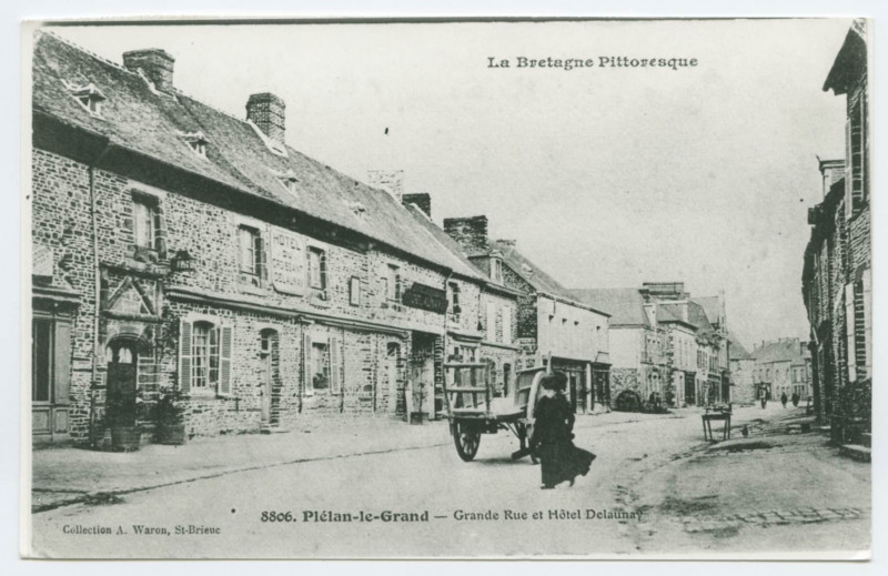 Carte postale ancienne 8806. Plélan-le-Grand - Grande Rue et Hôtel Delaunay.