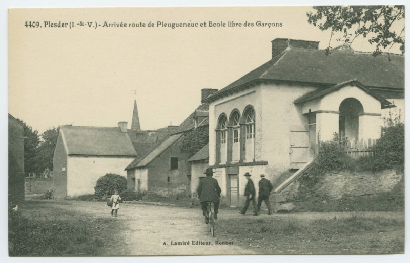 Carte postale ancienne 4409. Plesder  (I.-et-V.) - Arrivée route de Pleugueneuc et Ecole libre des Garçons.