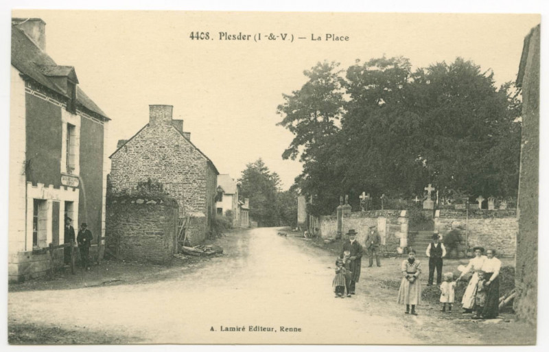 Carte postale ancienne 4408. Plesder  (I.-et-V.) - La Place.