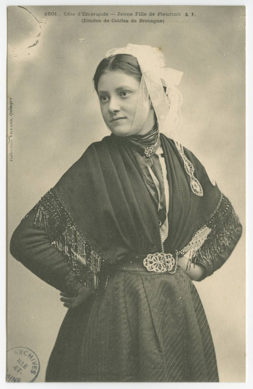 Carte postale ancienne 1501. - Côte d'Emeraude - Jeune Fille de  Pleurtuit. G.F. (Etude de coiffes de Bretagne).