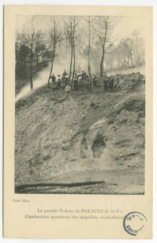 Carte postale ancienne Le pseudo volcan de Poligné (I.-et-V.). - Combustion spontanée des ampélites du Gothlandreu.