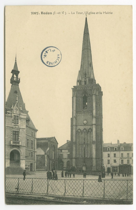 Carte postale ancienne 3207. Redon (I.-et-V.) - La Tour, l'Eglise et la Mairie.