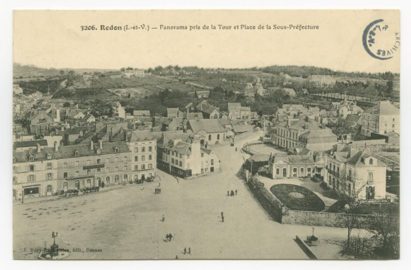 Carte postale ancienne 3206.  Redon (I.-et-V.) - Panorama pris de la Tour et place de la Sous-Préfecture.