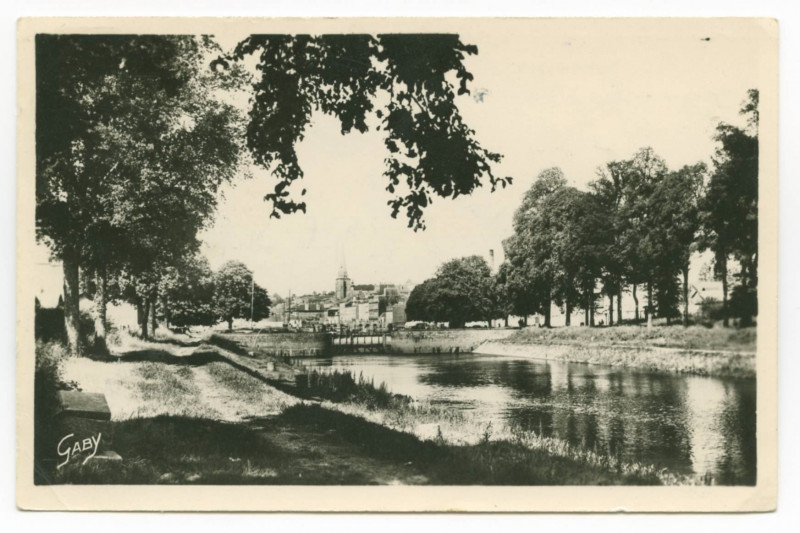 Carte postale ancienne 63 -  Redon (I.-et-V.) - L'Ecluse et le Canal de Nantes à Brest