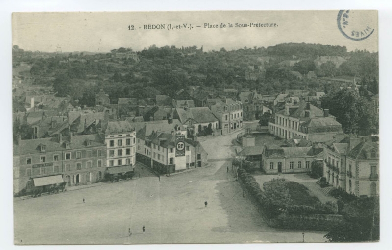 Carte postale ancienne 12.- Redon (I.-et-V.) - Place de la Sous-Préfecture.