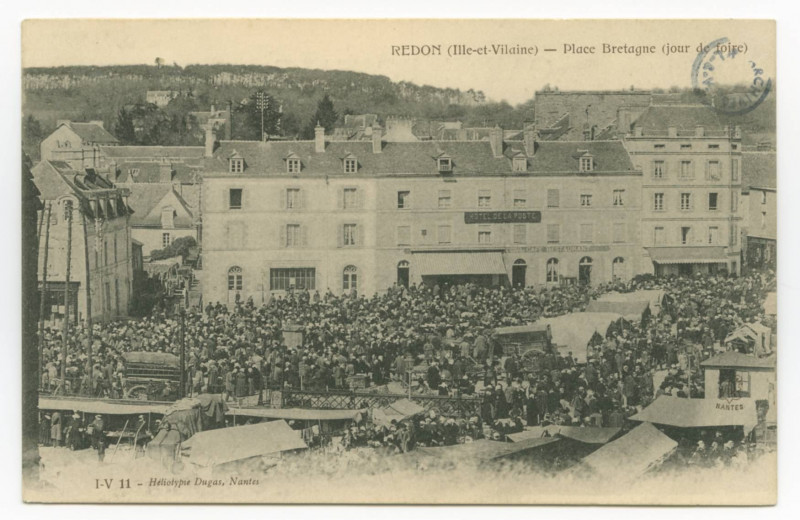 Carte postale ancienne Redon (Ille-et-Vilaine) - Place Bretagne (Jour de foire)
