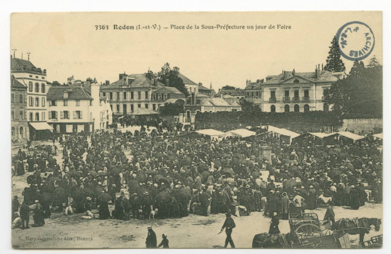 Carte postale ancienne 3363  Redon (I.-et-V.) - Place de la Sous-Préfecture un jour de foire