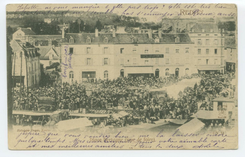 Carte postale ancienne Redon   Place Bretagne ( jour de foire)