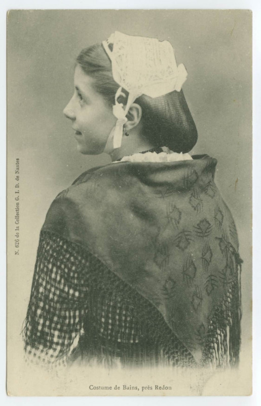 Carte postale ancienne 1190. Les Nouvelles du Village - Jeunes Filles et femmes des Environs de Redon.