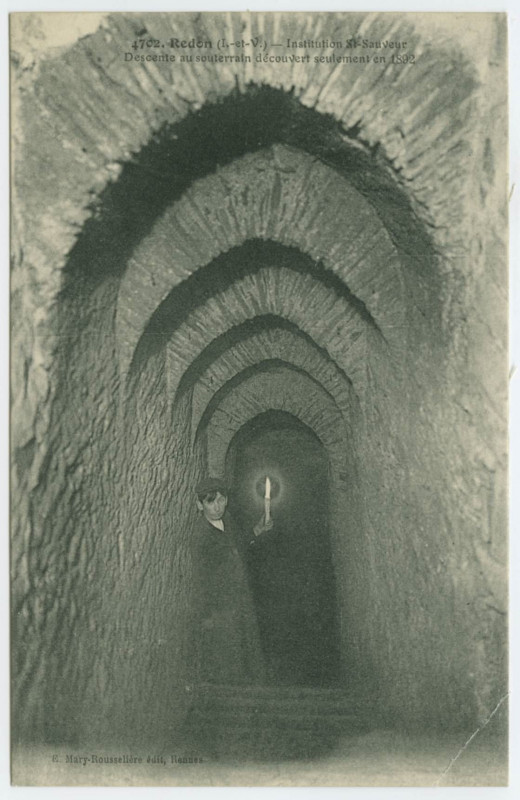 Carte postale ancienne 4702. Redon (I.etV.). - Institution St-Sauveur - Descente au souterrain découvert seulement en 1892