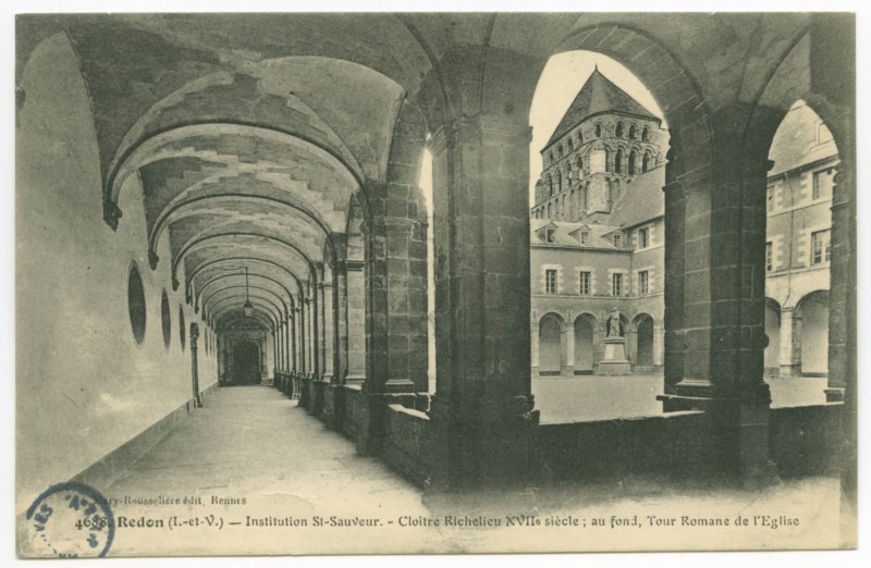 Carte postale ancienne 4688 Redon (I.etV.). - Institution St-Sauveur - Cloître Richelieu XVII° siècle ; au fond, Tour Romane de l'église.