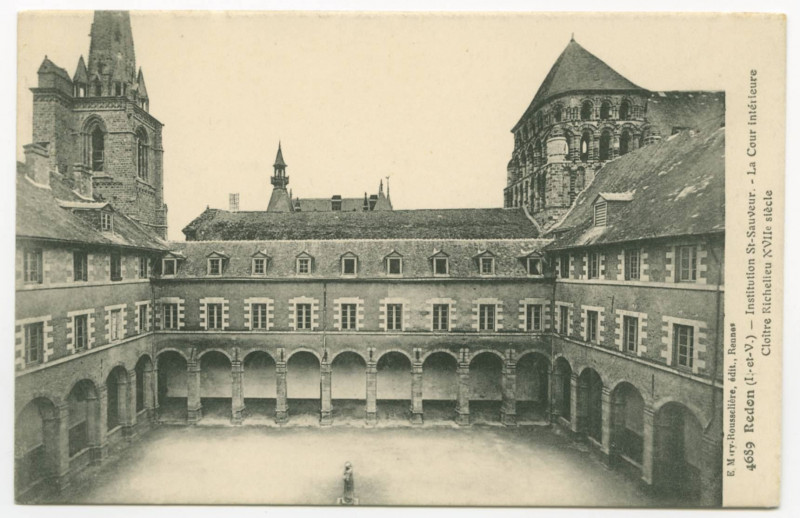 Carte postale ancienne 4689. Redon (I.etV.). - Institution St-Sauveur. - La Cour intérieure -  Cloître Richelieu XVII°siècle. à Redon