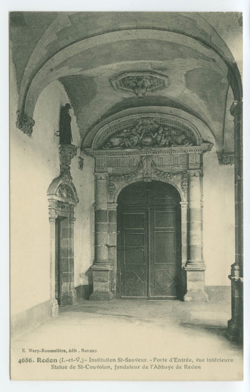 Carte postale ancienne 4686. Redon (I.etV.). - Institution St-Sauveur - Porte d'entrée, vue intérieure - Statue de St-Couvoïon, fondateur de l'Abbaye de Redon.
