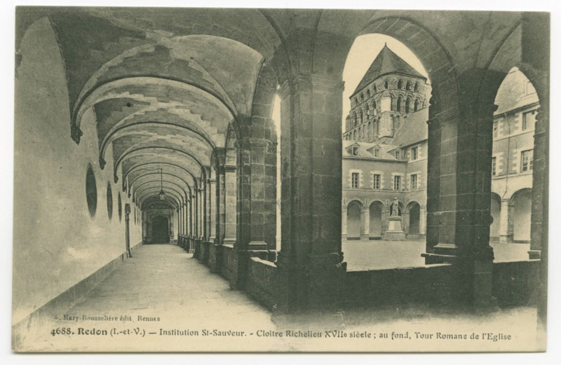Carte postale ancienne 4688 Redon (I.etV.). - Institution St-Sauveur - Cloître Richelieu XVII° siècle ; au fond, Tour Romane de l'Eglise.
