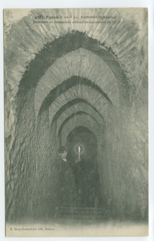 Carte postale ancienne 4702. Redon (I.etV.). - Institution St-Sauveur - Descente au souterrain découvert seulement en 1892.