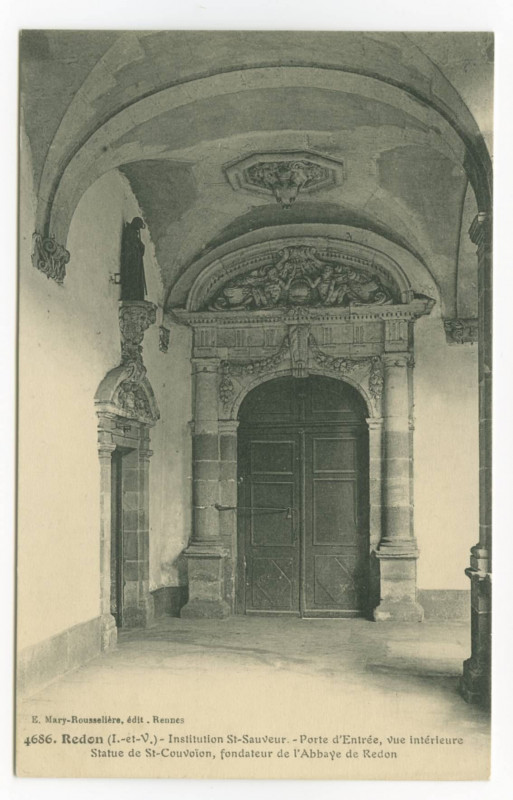 Carte postale ancienne 4686. Redon (I.etV.). - Institution St-Sauveur. - Porte d'entrée, vue intérieure - Statue de St-Couvoïon, fondateur de l'Abbaye de Redon.
