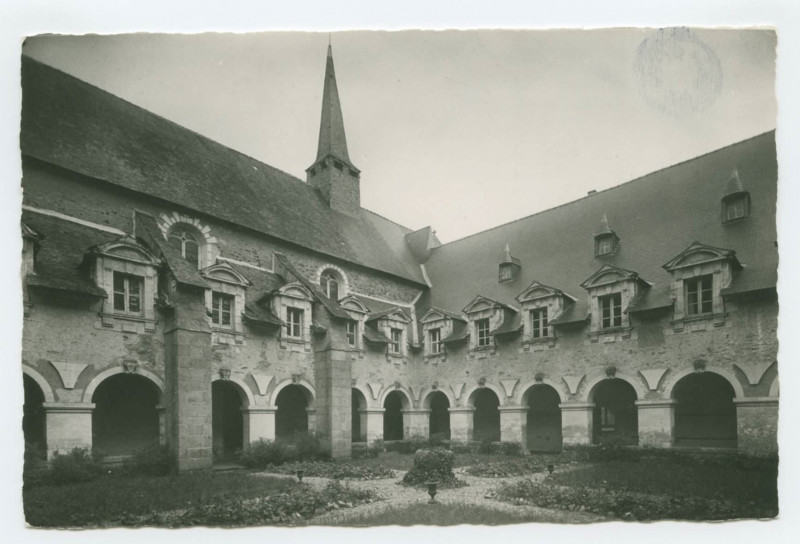 Carte postale ancienne Redon -  La Retraite du Sacré-Coeur - La chapelle et le cloître (XVII°)
