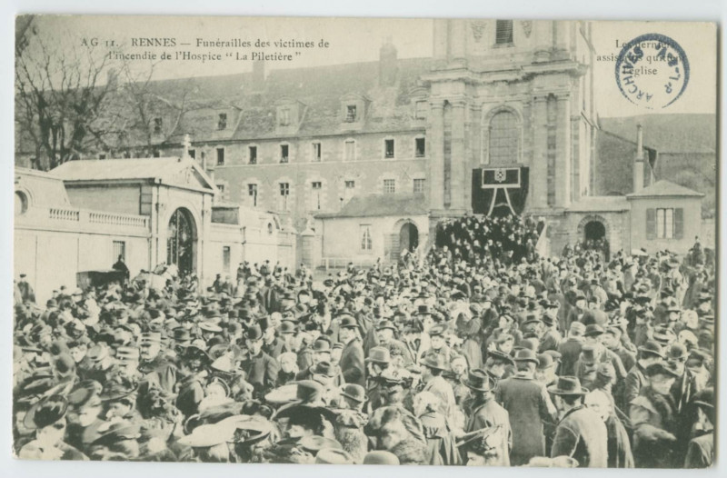 Carte postale ancienne 11. Rennes - Funérailles des victimes de l'incendie de l'Hospice La Piletière - Les derniers assistants quittent l'église.