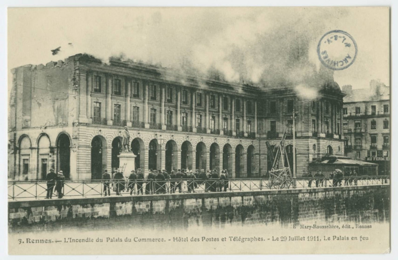 Carte postale ancienne 3. Rennes - L'incendie du Palais du Commerce. - Hôtel des Postes et Télégraphes - Le 29 Juillet 1911, Le Palais en feu.