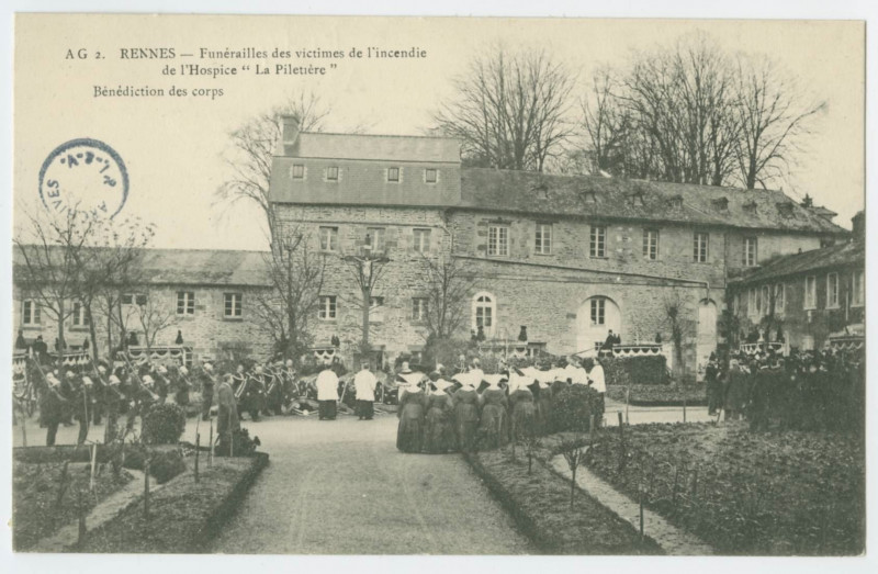 Carte postale ancienne 2. Rennes - Funérailles des victimes de l'incendie de l'Hospice  La Piletière : Bénédiction des corps.