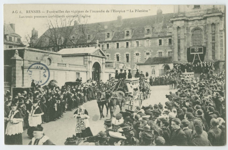 Carte postale ancienne 6. Rennes - Funérailles des victimes de l'incendie de l'Hospice  La Piletière : Les trois premiers corbillards quittent l'église.