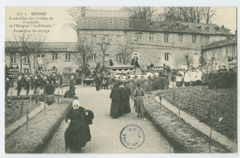 Carte postale ancienne 3. Rennes - Funérailles des victimes de l'incendie de l'Hospice  La Piletière : Formation du cortège.