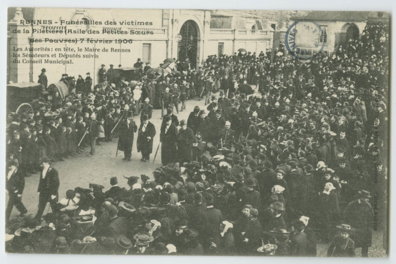 Carte postale ancienne Rennes - Funérailles des victimes de l'incendie de l'Hospice de la Piletière (Asile des Petites Soeurs des Pauvres), 7 févirer 1906. Les Autorités