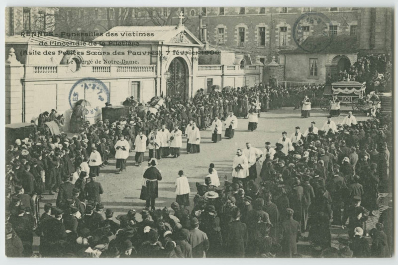 Carte postale ancienne Rennes - Funérailles des victimes de l'incendie de l'Hospice de la Piletière (Asile des Petites Soeurs des Pauvres), 7 févirer 1906. Le Clergé de 