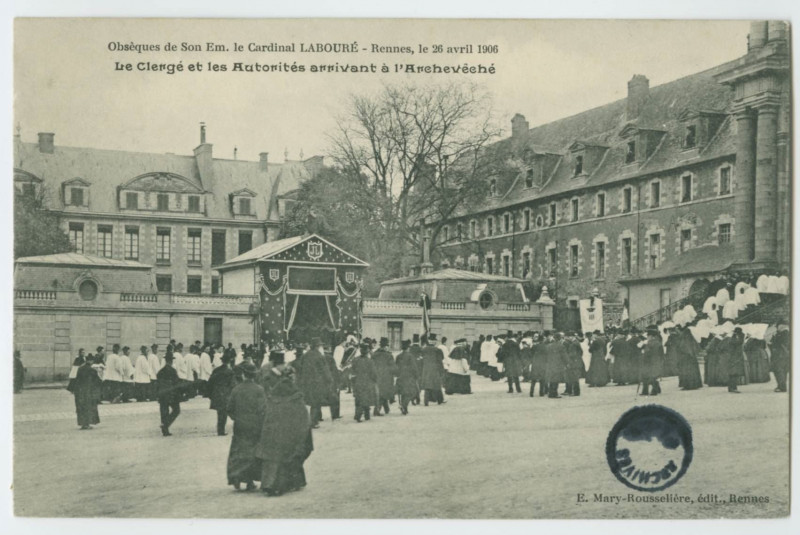 Carte postale ancienne Obsèques de Son Em. le Cardinal LABOURE, RENNES, le 26 avril 1906. Le CLergé et les Autorités arrivant à l'Archevêché.