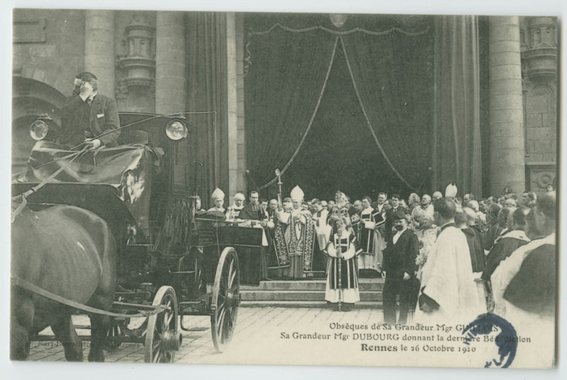 Carte postale ancienne Obsèques de Sa Grandeur Mgr Guillois. - Sa Grandeur Mgr Dubourg donnant la dernière Bénédiction. Rennes le 26 Octobre 1910.