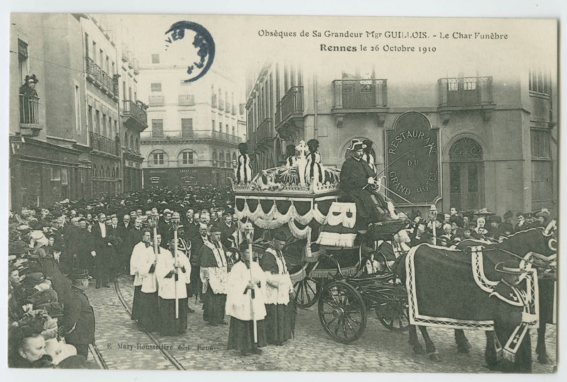 Carte postale ancienne Obsèques de Sa Grandeur Mgr Guillois. - Le Char Funèbre - Rennes le 26 Octobre 1910.