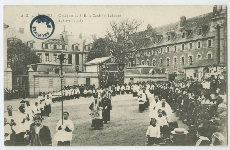 Carte postale ancienne 5. - Rennes - Obsèques de S.E le Cardinal Labouré, (26 avril 1906)