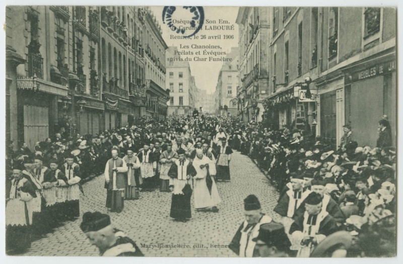 Carte postale ancienne Obsèques de Son Em. le Cardinal Laboure RENNES, le 26 avril 1906. Les Chanoines, Prélats et Evêques suivis du Char Funèbre.