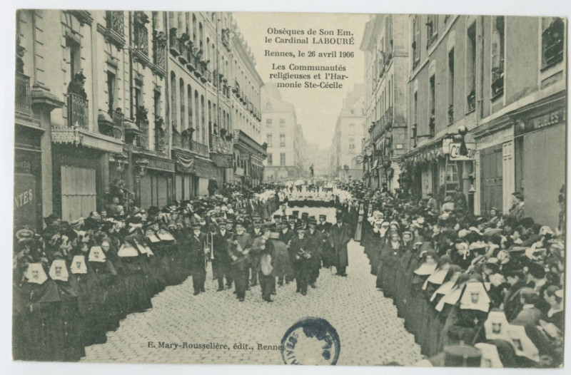 Carte postale ancienne Obsèques de Son Em. le Cardinal Laboure RENNES, le 26 avril 1906. Les Communautés religieuses et l'Harmonie Ste-Cécile.