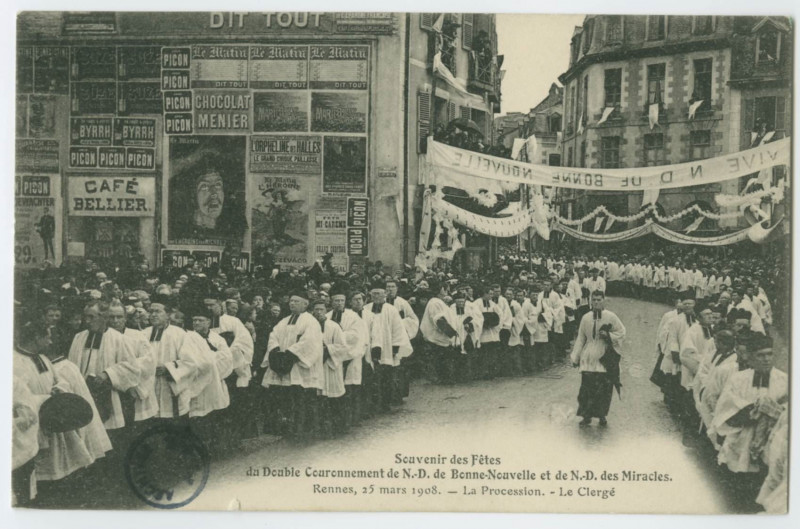 Carte postale ancienne Souvenir des Fêtes du Double Couronnement de N.D. de Bonne-Nouvelle et de N.D.des Miracles. RENNES, 25 mars 1908. - La Procession. - Le Clergé.