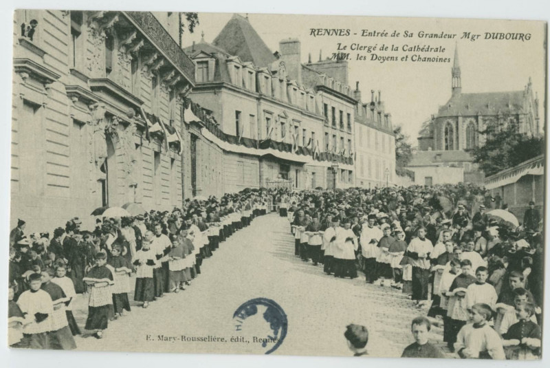 Carte postale ancienne Rennes - Entrée de Sa Grandeur Mgr Dubourg. Le Clergé de la Cathédrale Mm. les Doyens et Chanoines.