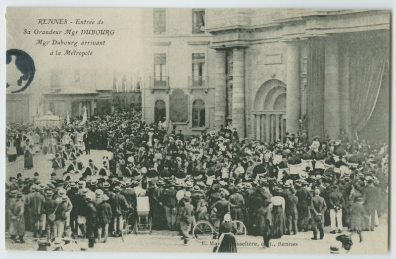Carte postale ancienne Rennes - Entrée de Sa Grandeur Mgr Dubourg. Mgr Dubourg arrivant à la Métropole.