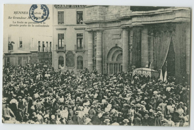 Carte postale ancienne Rennes - Entrée de Sa Grandeur Mgr Dubourg. La foule se pressant à la grande porte de la cathédrale.
