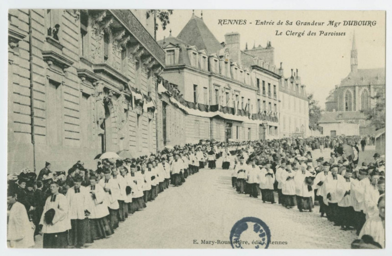 Carte postale ancienne Rennes - Entrée de Sa Grandeur Mgr Dubourg. Le Clergé des Paroisses.
