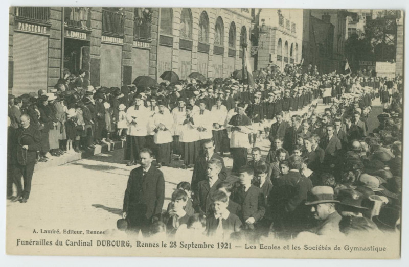 Carte postale ancienne Funérailles du Cardinal DUBOURG, Rennes le 28 Septembre 1921 - Les Ecoles et les Socétés de Gymnastique.