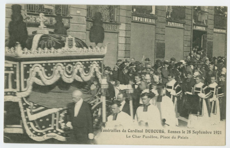 Carte postale ancienne Funérailles du Cardinal DUBOURG, Rennes le 28 Septembre 1921 - Le Char Funèbre, Place du Palais.