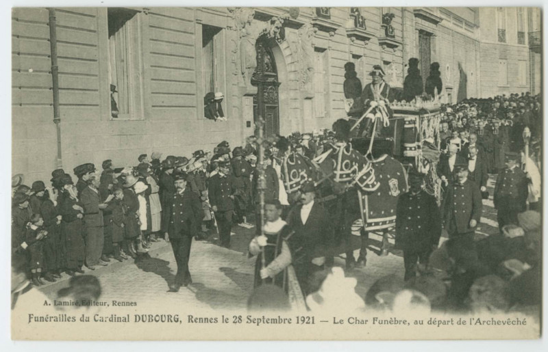Carte postale ancienne Funérailles du Cardinal DUBOURG, Rennes le 28 Septembre 1921 - Le Char Funèbre, au départ de l'Archevêché.