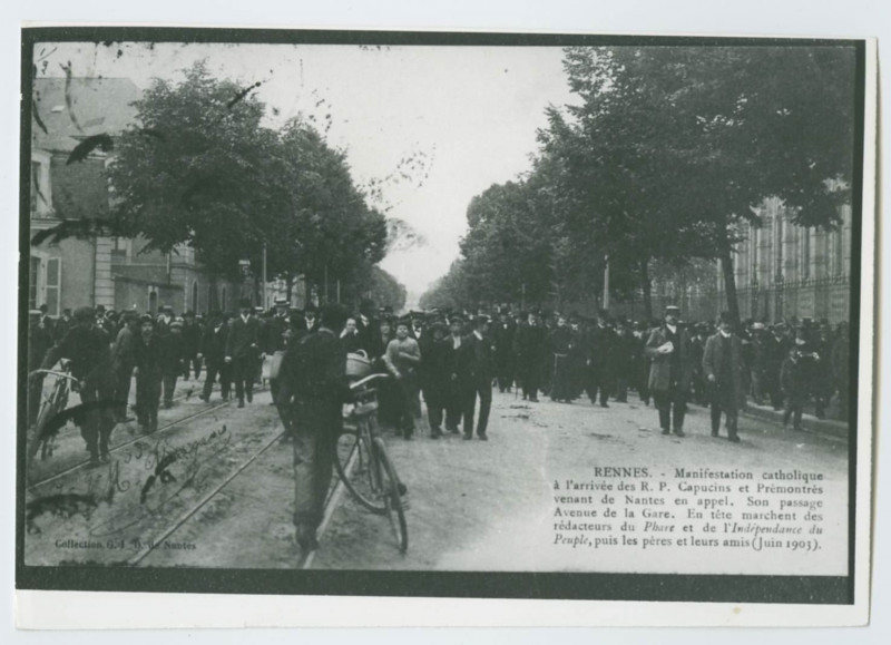 Carte postale ancienne Rennes - Manifestation catholique à l'arrivée des R.P.Capucins et Prémontrès venant de Nantes en appel. Son passage Avenue de la Gare. En tête ma