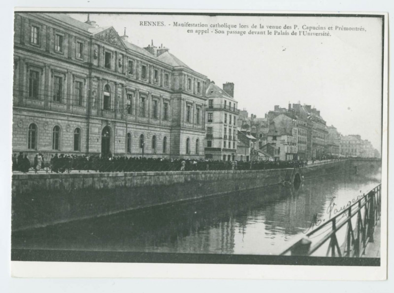 Carte postale ancienne Rennes - Manifestation catholique lors de la venue des P.Capucins et Prémontrès, en appel - Son passage devant le Palais de l'Université.