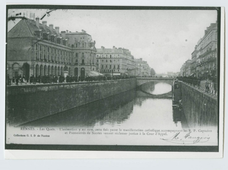Carte postale ancienne Rennes - Les Quais. - L'animation y est rare, cette fois passe la manifestation catholique accompagnant les R.P.Capucins et Prémontrés de Nantes ven