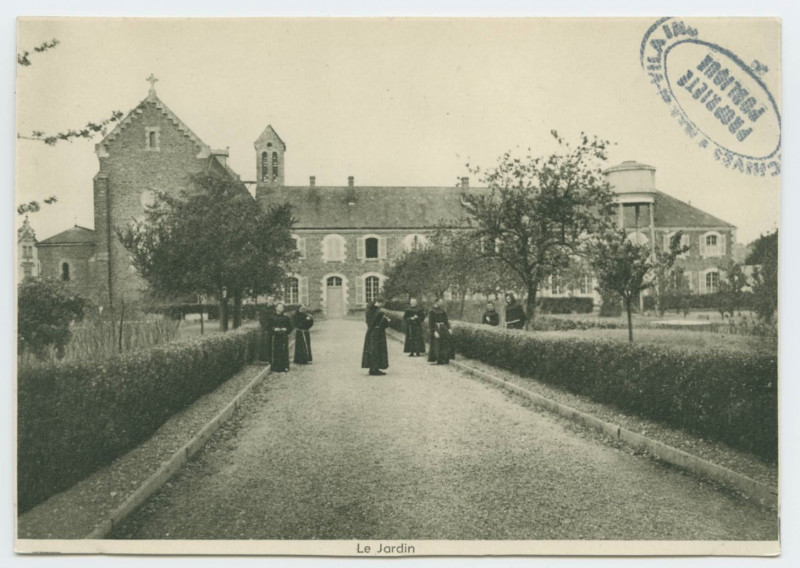 Carte postale ancienne Le Jardin. - 2. - Après ses études secondaires, le postulant religieux vient, pendant une année, vérifier et affermir sa vocation. C'est le Novici