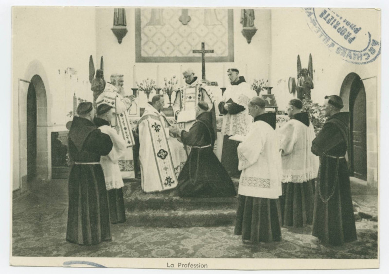 Carte postale ancienne La Profession. - 18. - Les mains dans celles de son Supérieur, le Novice, au jour de sa profession,  lui promet fidelité, en même temps qu'à l'Egl